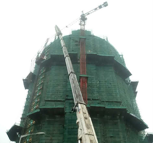 华蓥吊车在工地上作业